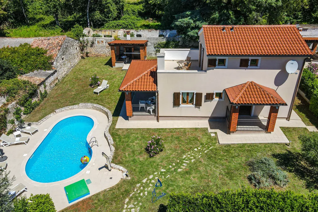 3-Bedroom Villa in Višnjan with Private Heated Pool