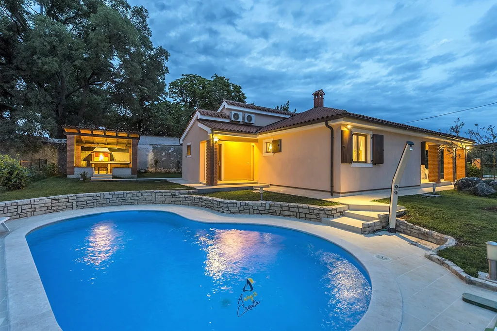 3-Bedroom Villa in Višnjan with Heated Private Pool