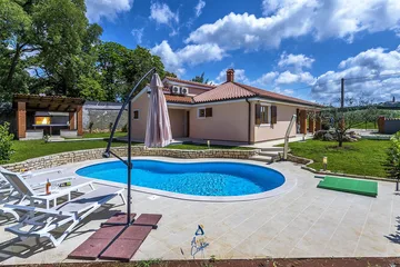 3-Bedroom Villa in Višnjan with Heated Private Pool