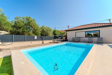 3-Bedroom Villa with Heated Pool in Privlaka