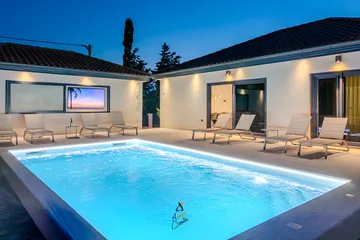 3-Bedroom Villa with Heated Pool in Privlaka