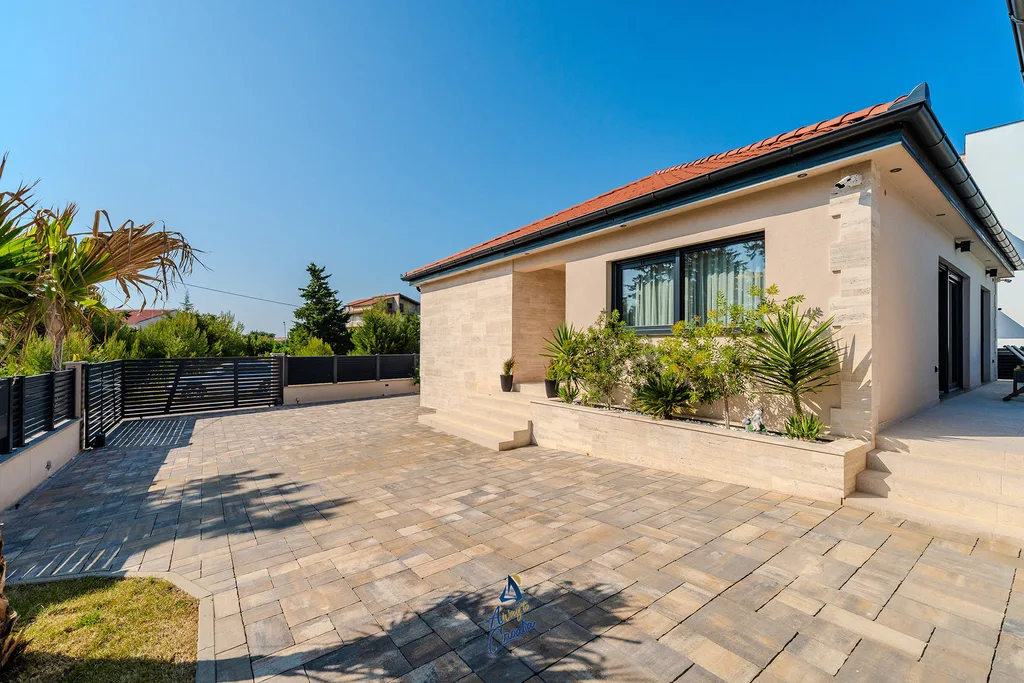 3-Bedroom Villa with Heated Pool in Privlaka