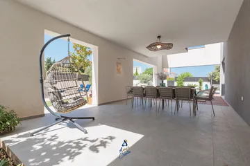 5-Bedroom Villa in Škrip with Heated Pool