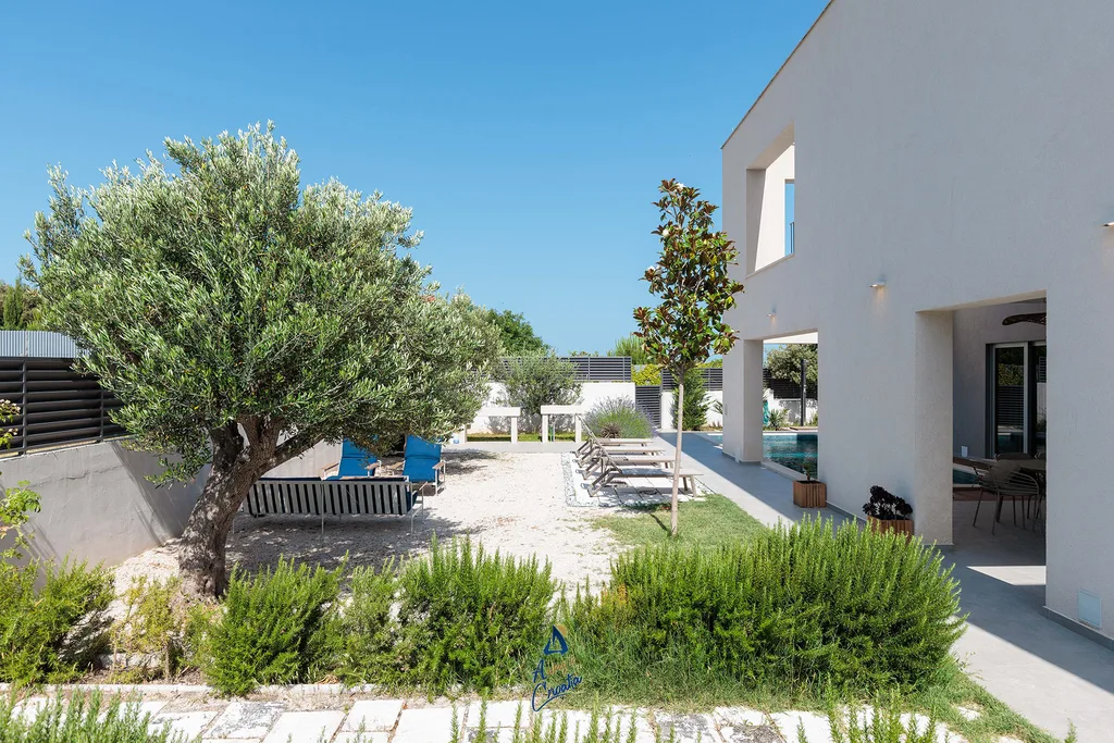5-Bedroom Villa in Škrip with Heated Pool