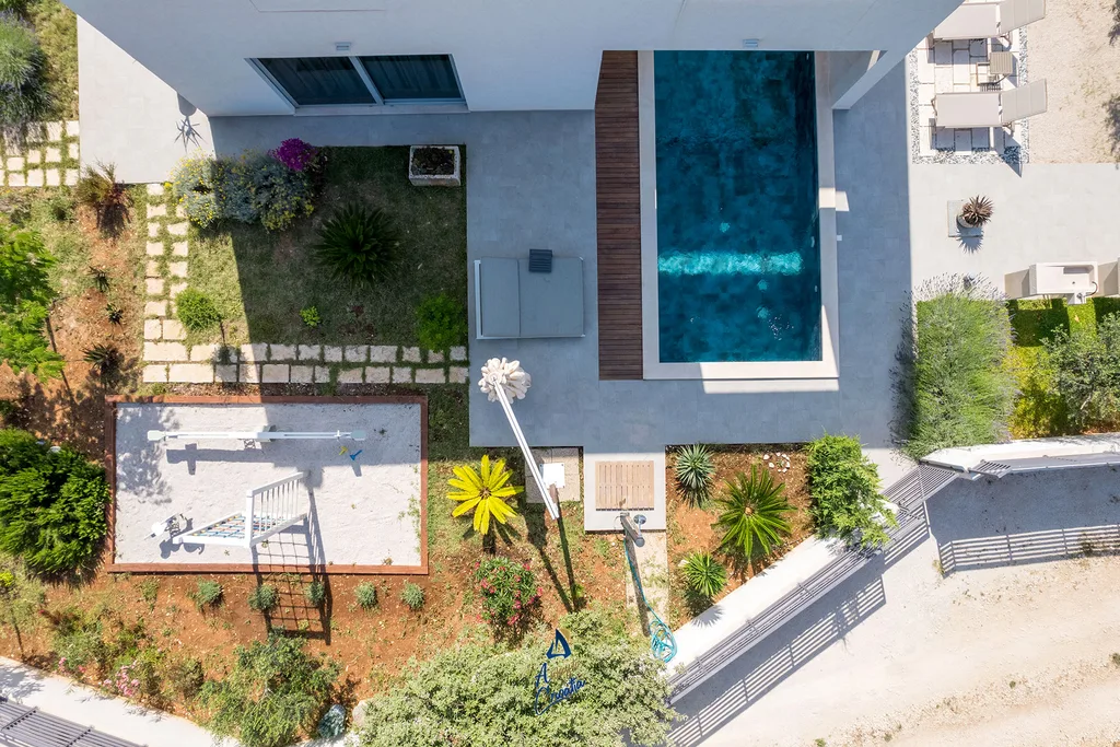 5-Bedroom Villa in Škrip with Heated Pool