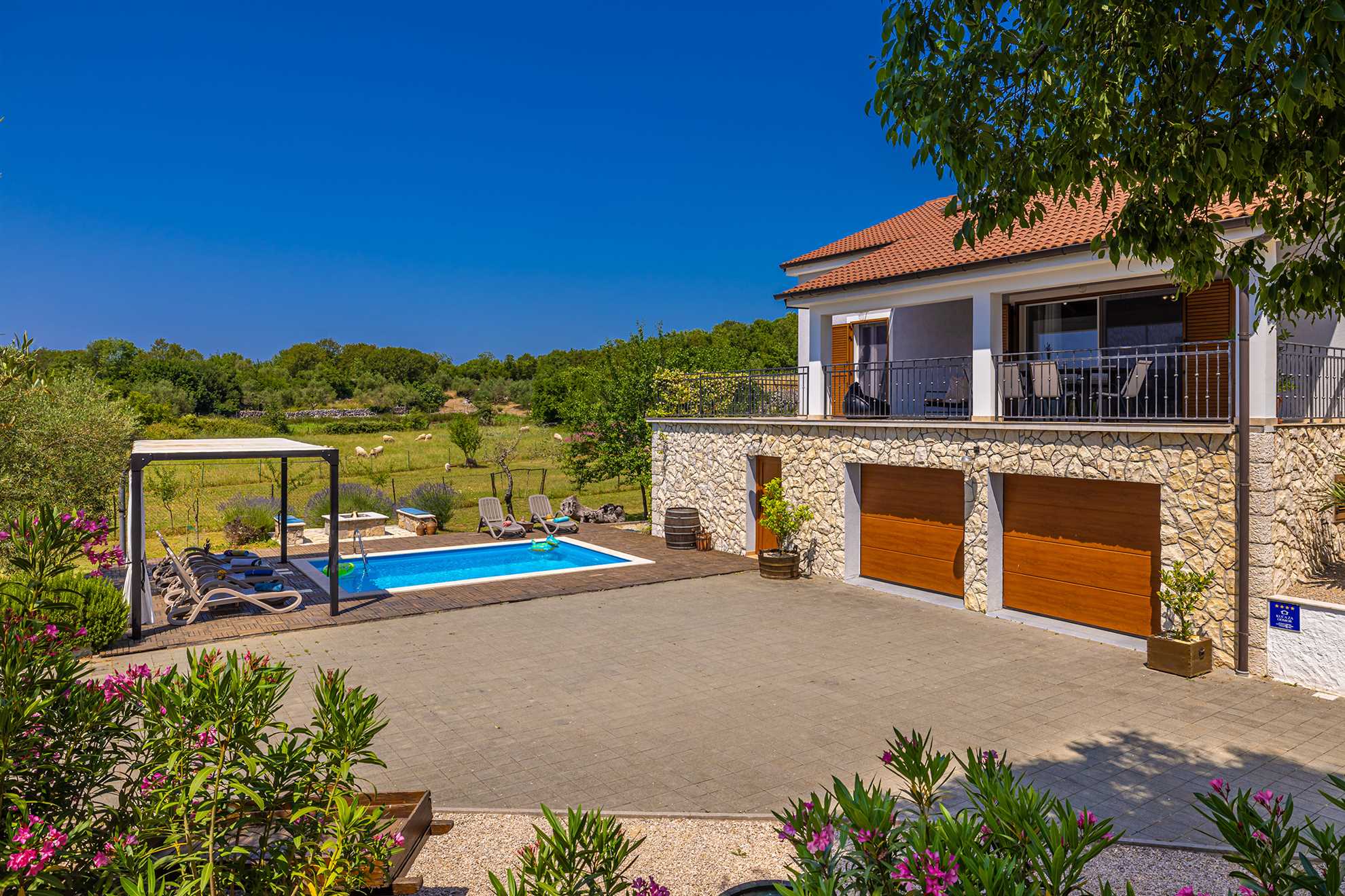 Ferienhaus FRANOLIC mit Swimmingpool