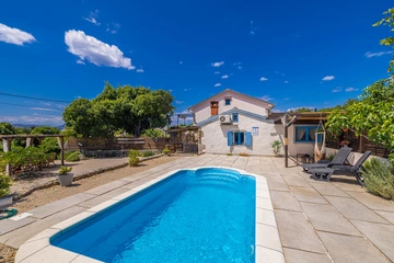 2-Bedroom House with Private Pool in Skrpčići