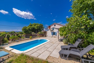 2-Bedroom House with Private Pool in Skrpčići