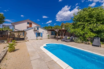 2-Bedroom House with Private Pool in Skrpčići