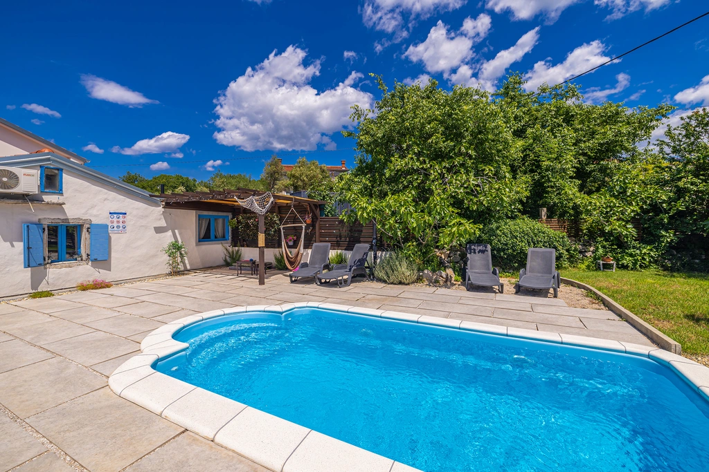 2-Bedroom House with Private Pool in Skrpčići