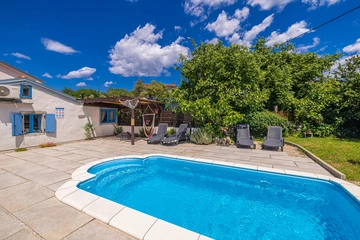 2-Bedroom House with Private Pool in Skrpčići