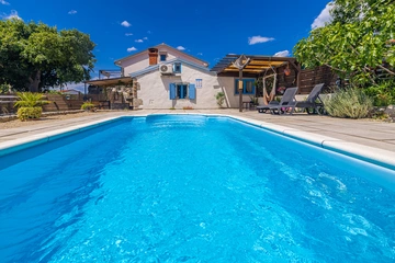 2-Bedroom House with Private Pool in Skrpčići