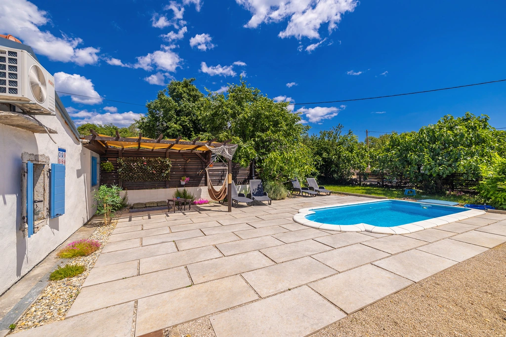 2-Bedroom House with Private Pool in Skrpčići