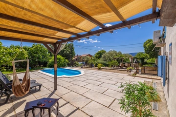 2-Bedroom House with Private Pool in Skrpčići