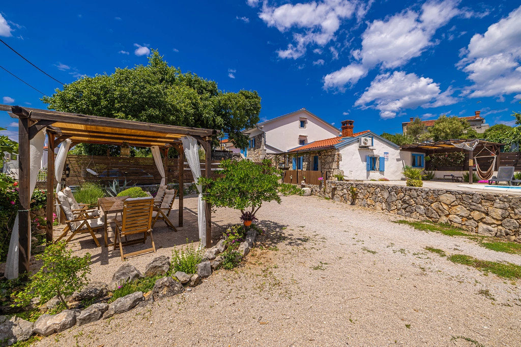 2-Bedroom House with Private Pool in Skrpčići