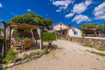 2-Bedroom House with Private Pool in Skrpčići