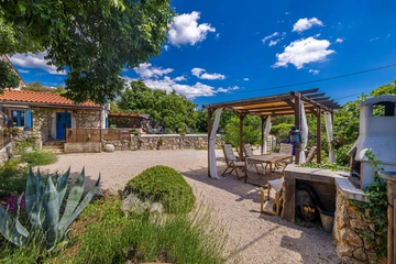 2-Bedroom House with Private Pool in Skrpčići