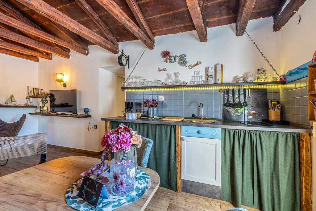 2-Bedroom House with Private Pool in Skrpčići