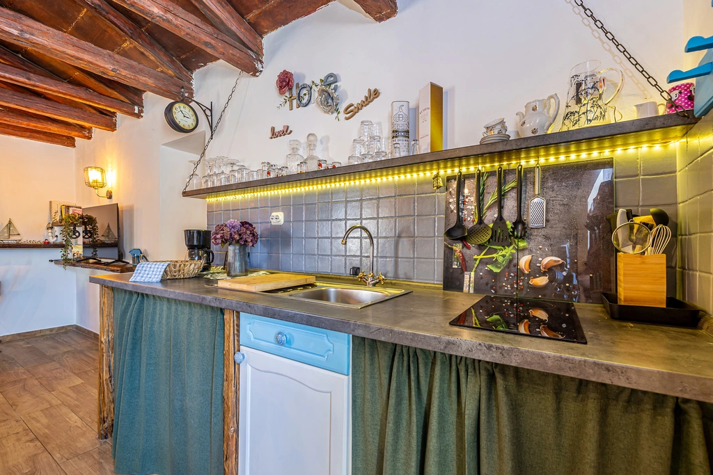2-Bedroom House with Private Pool in Skrpčići