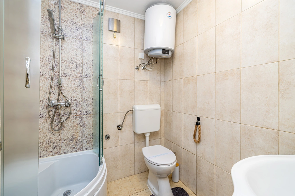 2-Bedroom House with Private Pool in Skrpčići