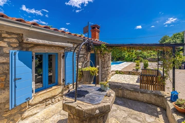 2-Bedroom House with Private Pool in Skrpčići