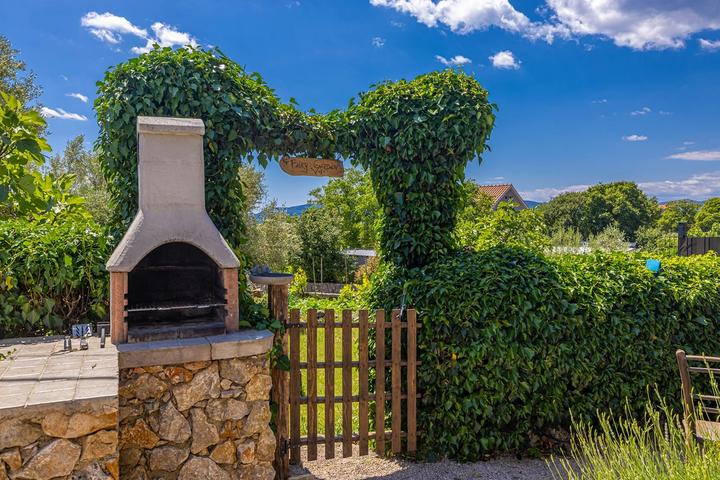 2-Bedroom House with Private Pool in Skrpčići