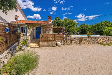 2-Bedroom House with Private Pool in Skrpčići