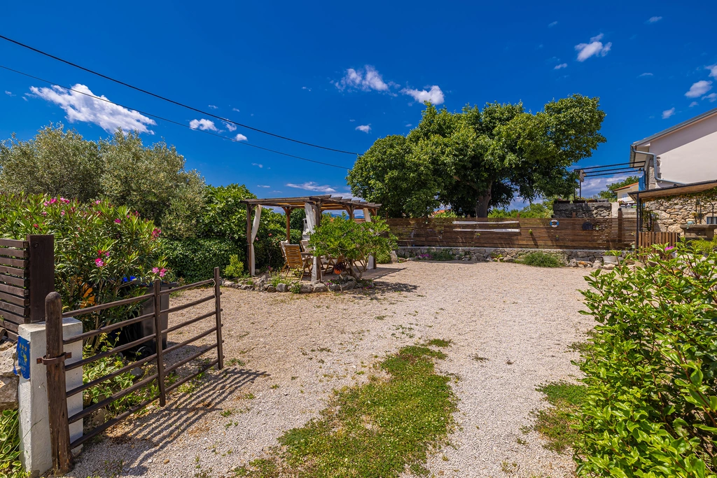 2-Bedroom House with Private Pool in Skrpčići