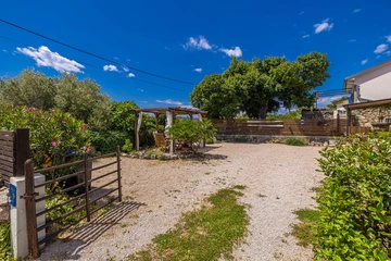 2-Bedroom House with Private Pool in Skrpčići
