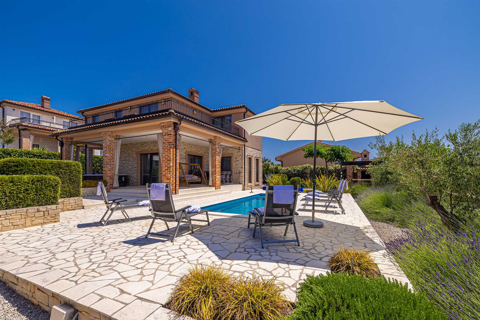 Villa NATHALIE con piscina privata, jacuzzi e sauna esterna