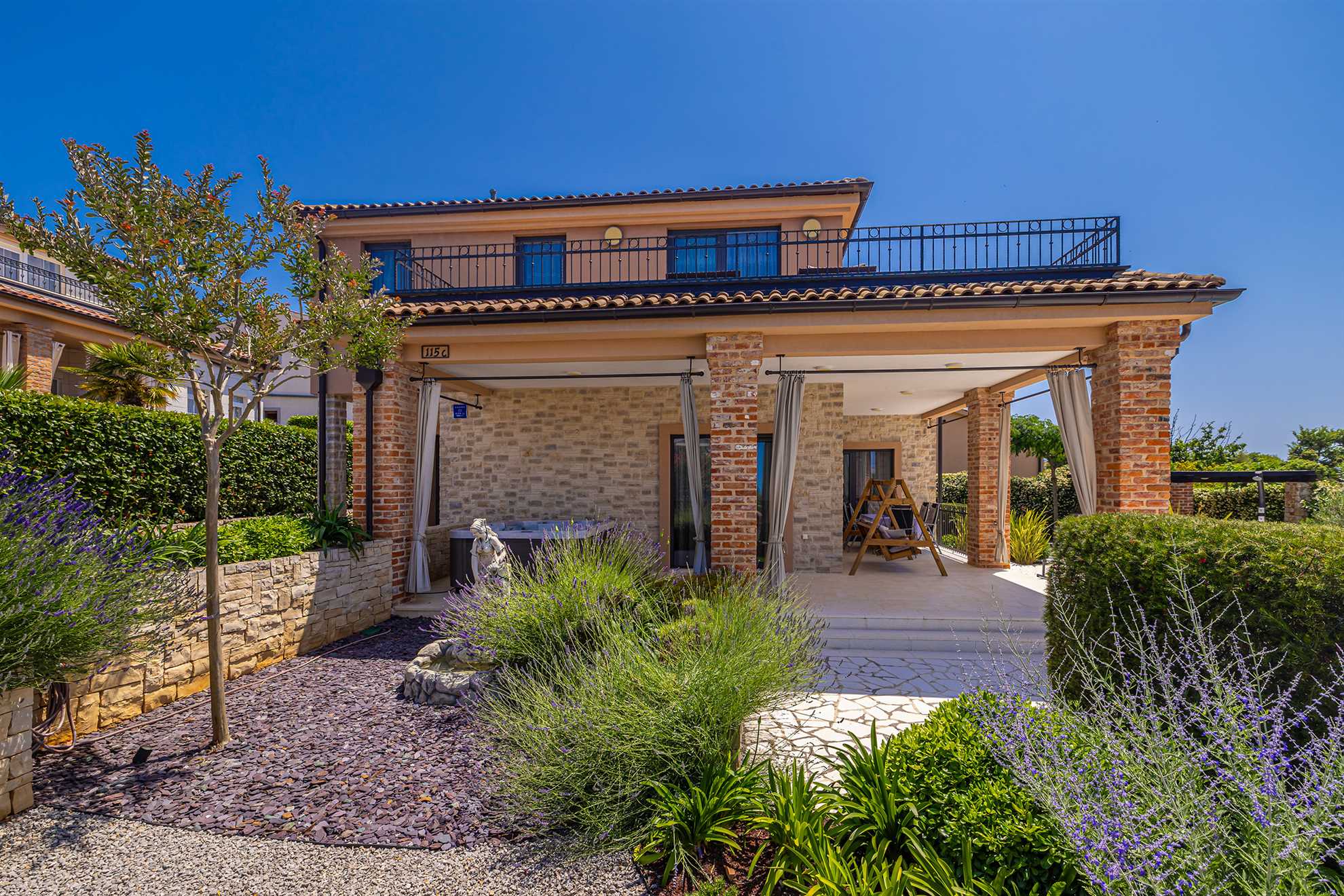 Villa NATHALIE con piscina privata, jacuzzi e sauna esterna