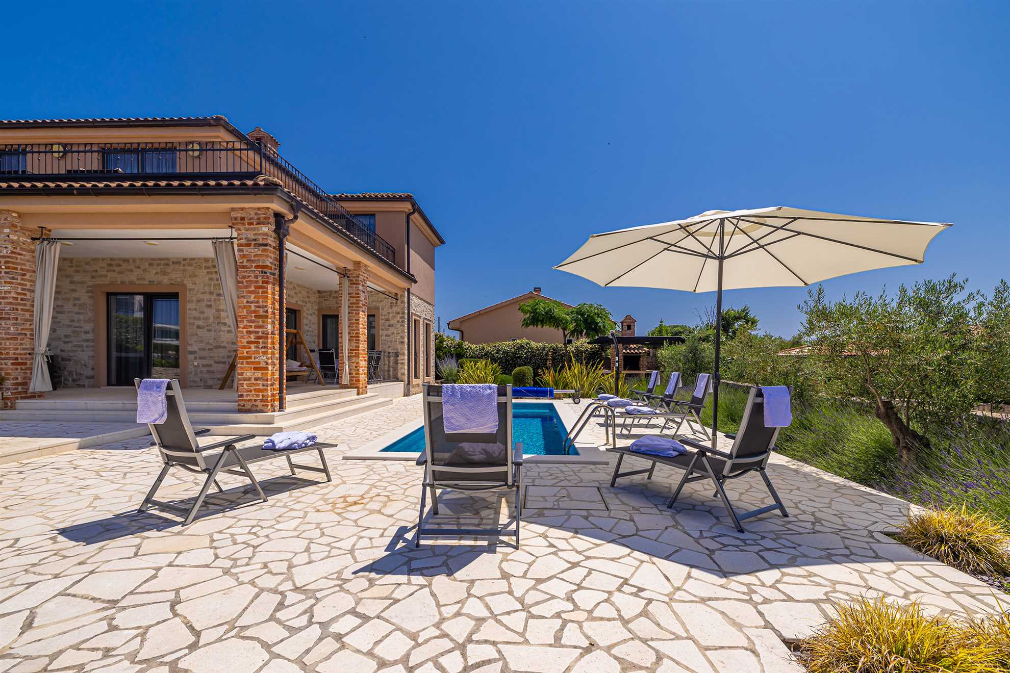 Villa NATHALIE con piscina privata, jacuzzi e sauna esterna