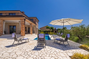 Villa with Private Pool, Jacuzzi & Sauna in Linardići