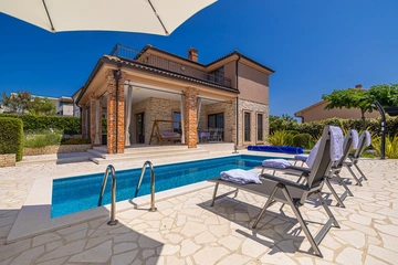 Villa with Private Pool, Jacuzzi & Sauna in Linardići