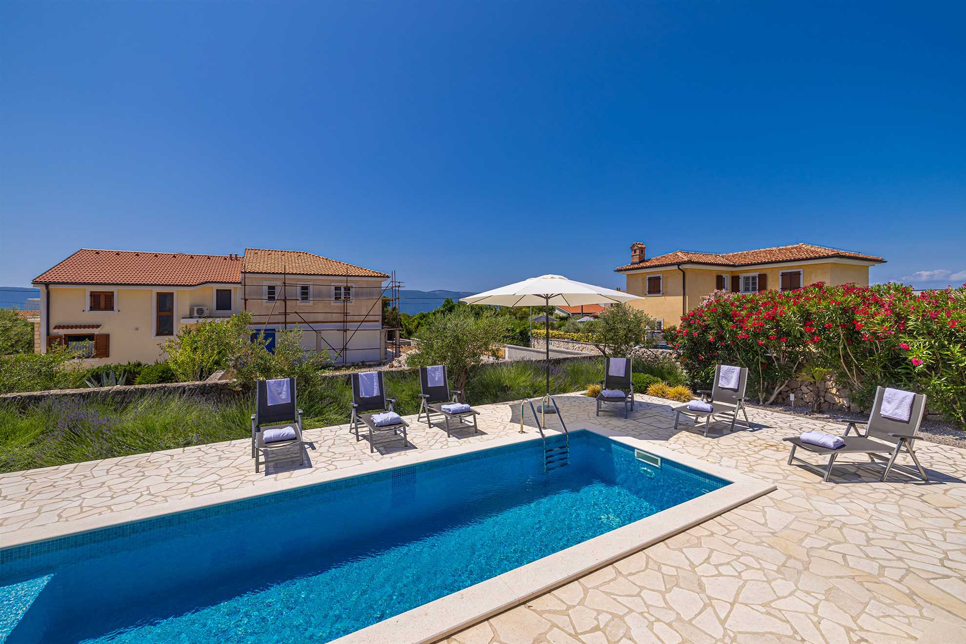 Villa NATHALIE con piscina privata, jacuzzi e sauna esterna