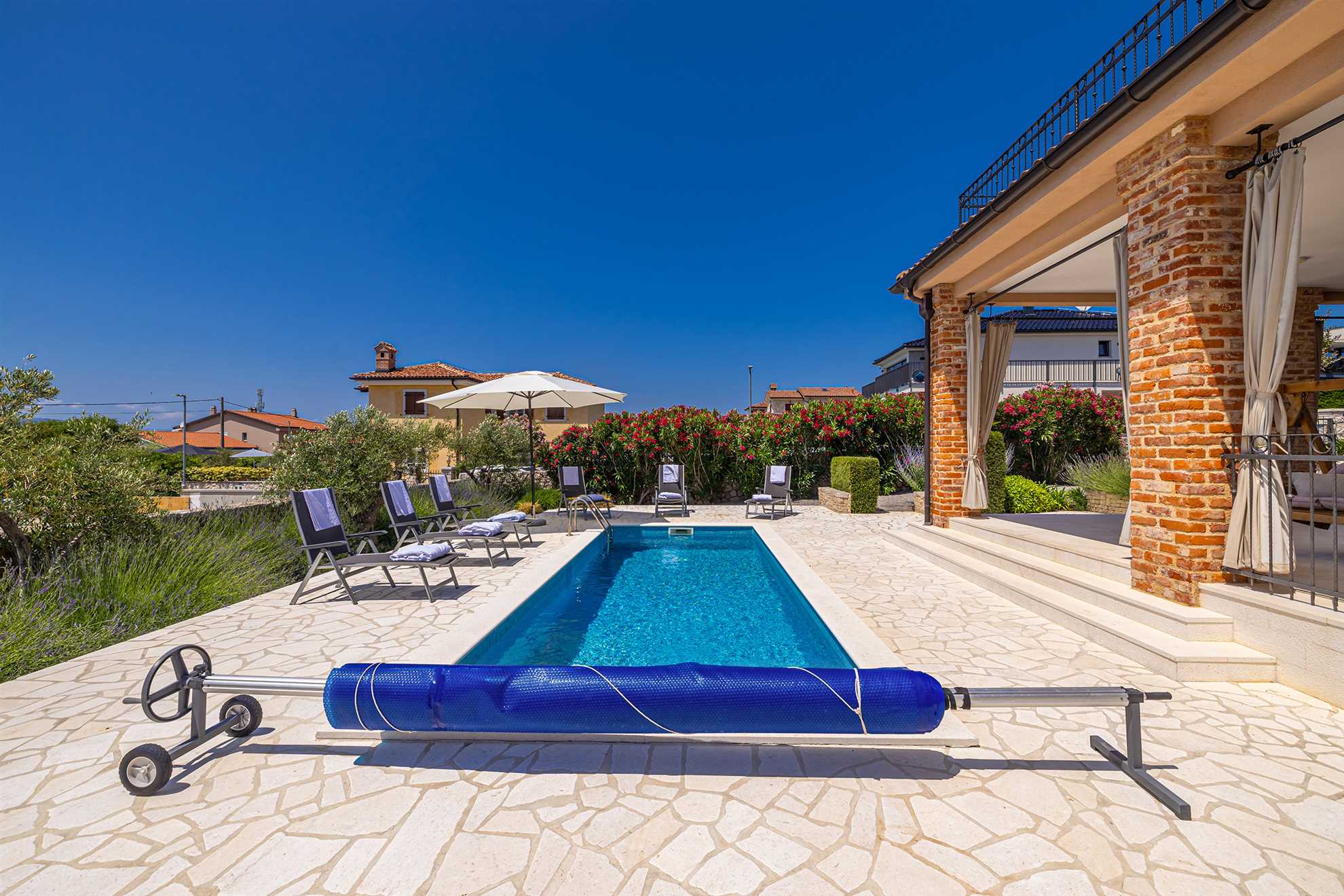 Villa NATHALIE con piscina privata, jacuzzi e sauna esterna