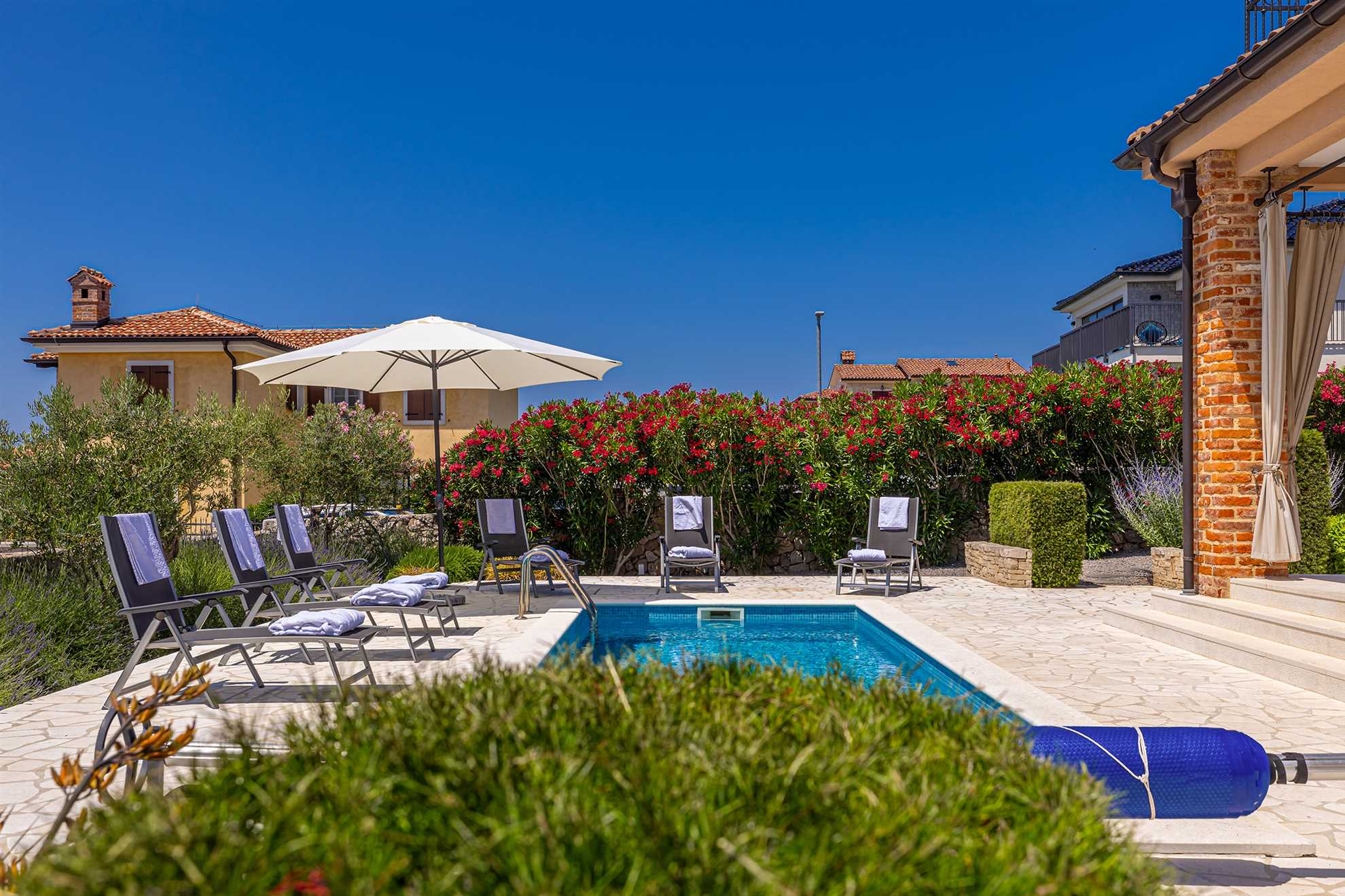 Villa NATHALIE con piscina privata, jacuzzi e sauna esterna