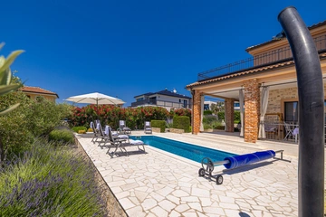Villa with Private Pool, Jacuzzi & Sauna in Linardići