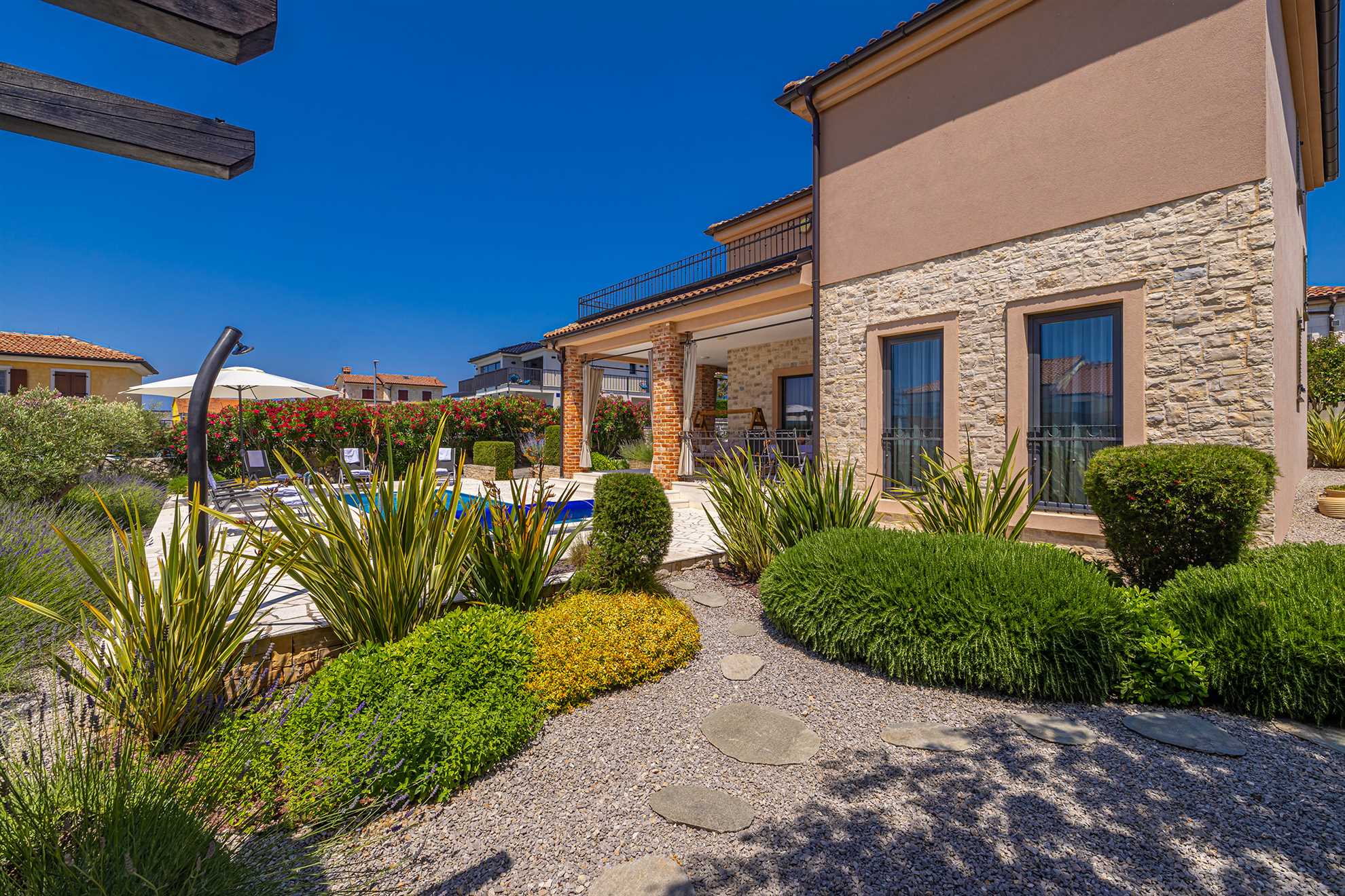 Villa NATHALIE con piscina privata, jacuzzi e sauna esterna