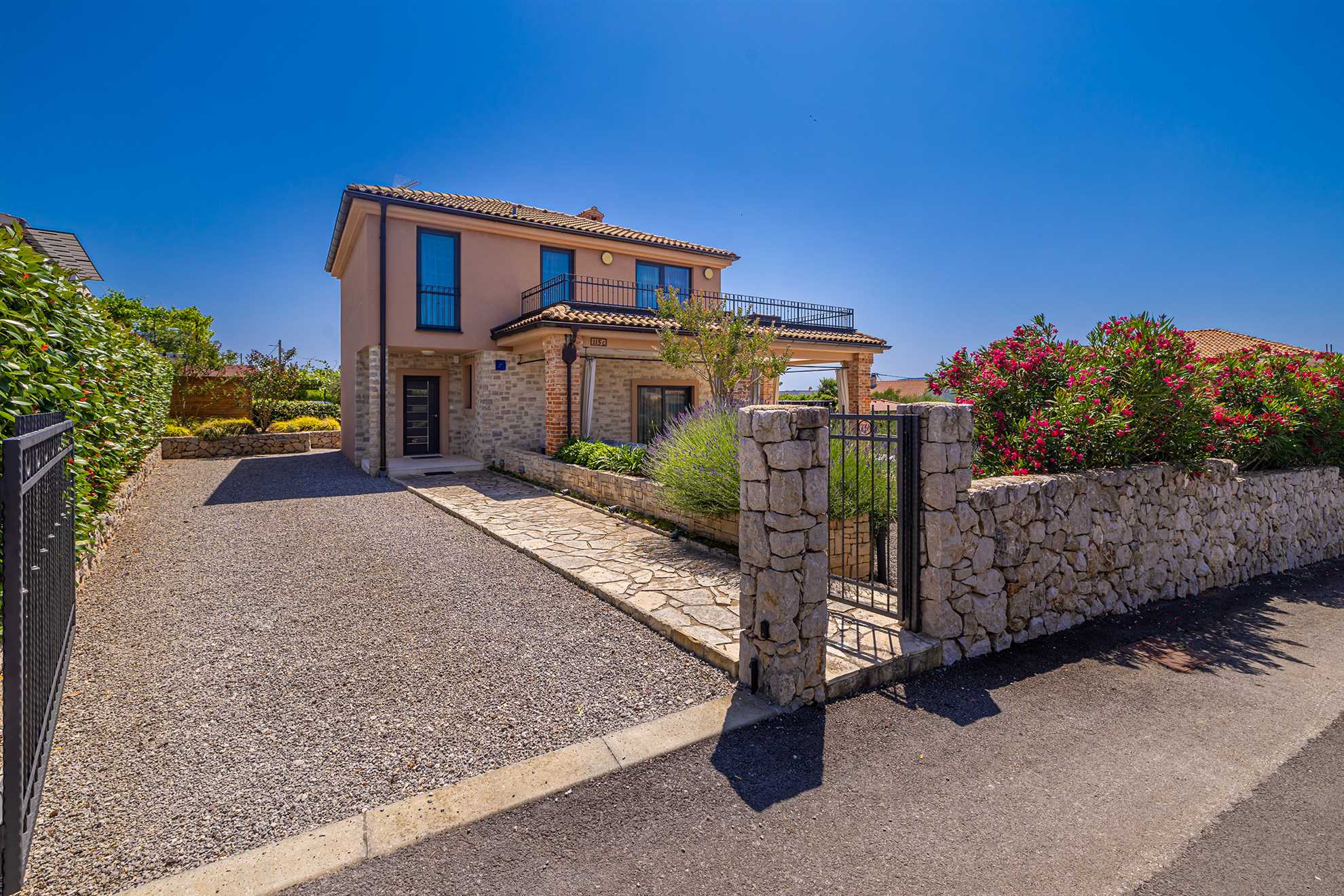 Villa NATHALIE con piscina privata, jacuzzi e sauna esterna