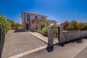 Villa with Private Pool, Jacuzzi & Sauna in Linardići