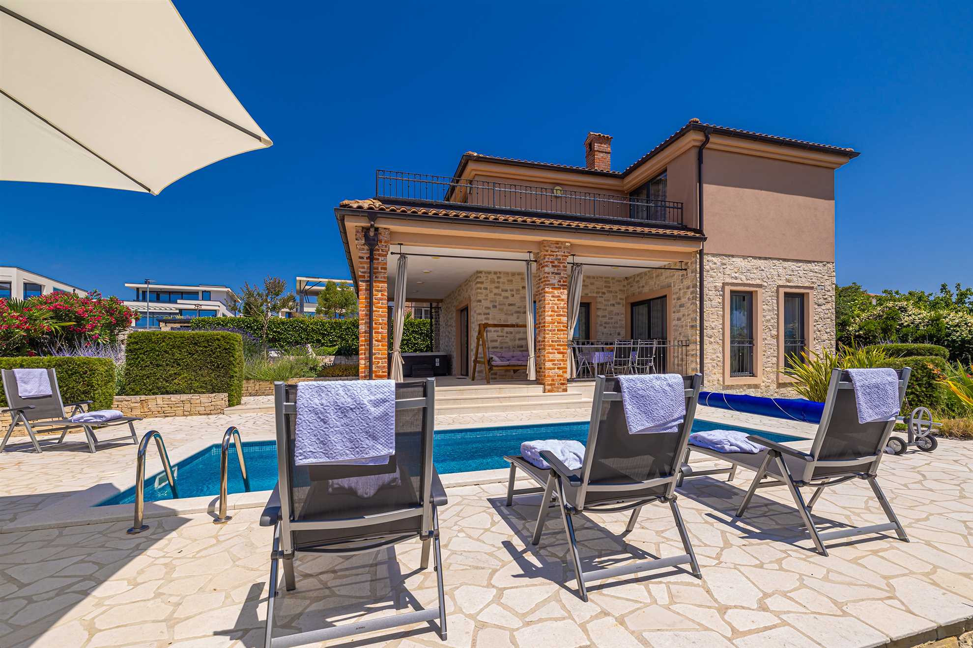 Villa NATHALIE con piscina privata, jacuzzi e sauna esterna