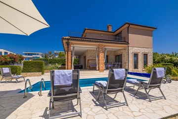 Villa with Private Pool, Jacuzzi & Sauna in Linardići