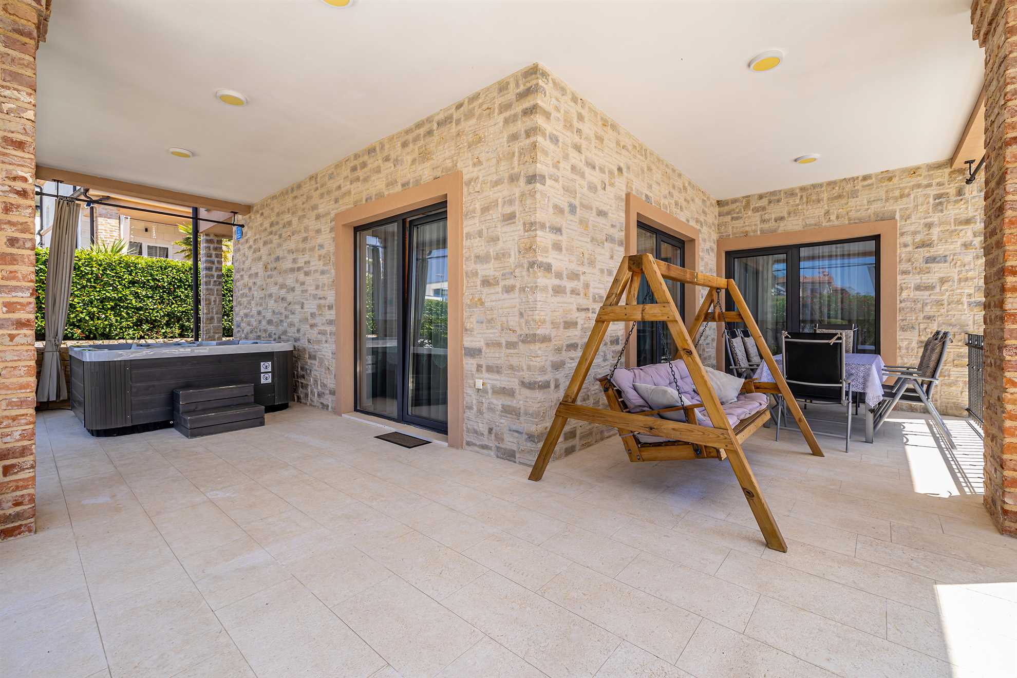 Villa NATHALIE con piscina privata, jacuzzi e sauna esterna