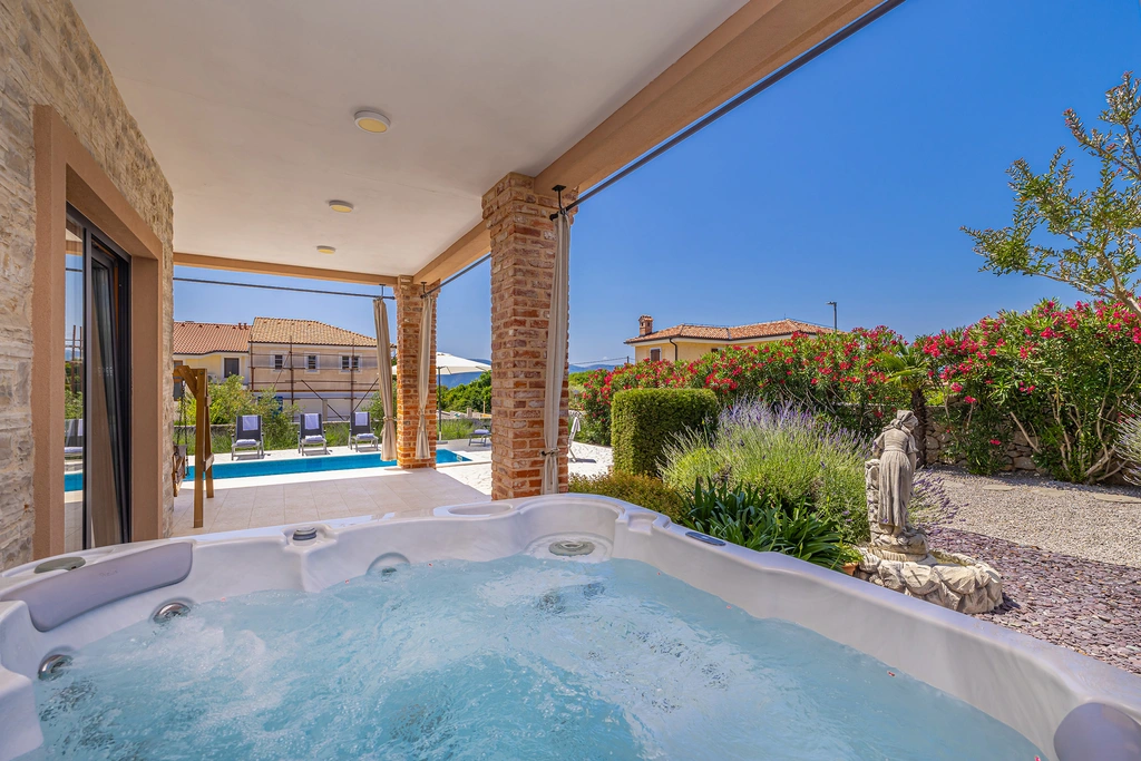 Villa with Private Pool, Jacuzzi & Sauna in Linardići
