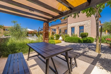Villa with Private Pool, Jacuzzi & Sauna in Linardići