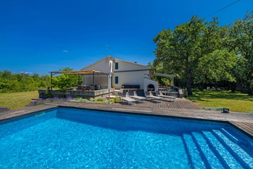 4-Bedroom House in Garica with Private Pool