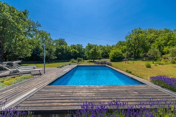 4-Bedroom House in Garica with Private Pool