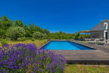 4-Bedroom House in Garica with Private Pool