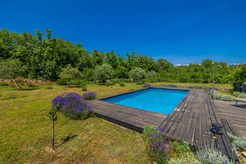 4-Bedroom House in Garica with Private Pool